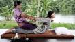 Estetista e massoterapista professionale eseguono massaggi