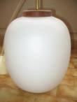 Lampadario cilindrico anni 60 / in vetro bianco rifinito in legno